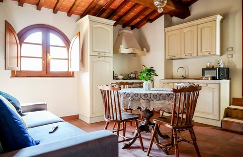 Peccioli House | Explore Tenuta I Mandorli: Pool, Spa & Pet-Friendly Stay