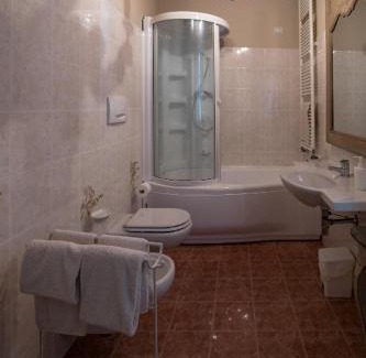 Calmasino Apartment | Experience Tenuta La Cà: Oceanfront Retreat with Hot Tub