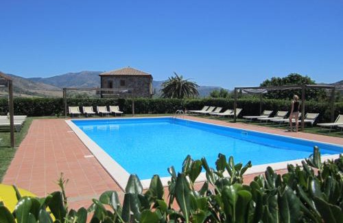 Rovittello Resort | Inviting Tenuta Madonnina: Family-Friendly with Pool Access