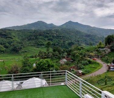 Bandung Villa | Enchanting Teras Luhur Villa & Cafe with Mountain Views