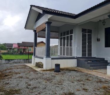 Pasir Mas House | Cozy Teratak Che Esah Guest House with Free WiFi & Netflix