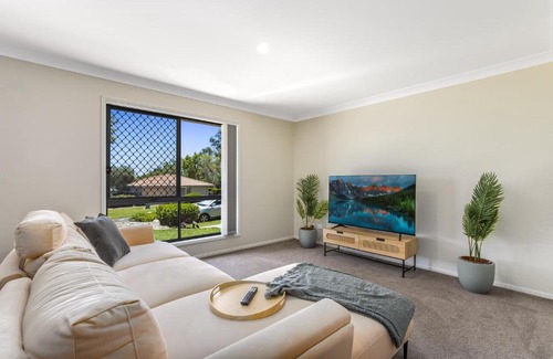 Eight Mile Plains House | Inviting Terbium Sanctuary: Family-Friendly 4-Star Retreat