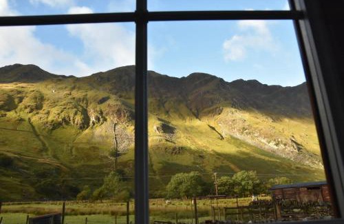 Nant Peris House | Terfyn Cottage: Eco-Friendly Retreat with Hot Tub & Pets Welcome