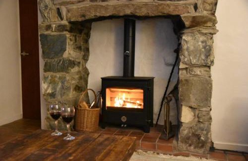Nant Peris House | Terfyn Cottage: Eco-Friendly Retreat with Hot Tub & Pets Welcome