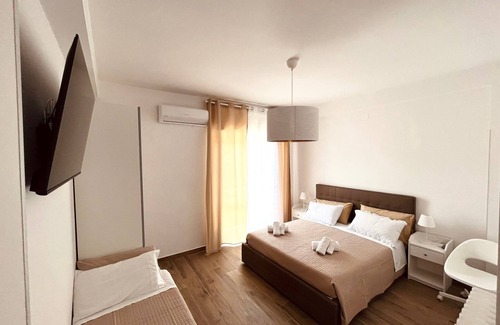 Termoli House | Convenient Termoli Station 2: Downtown Room with Balcony