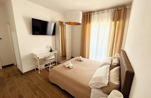 Termoli House | Convenient Termoli Station 3: Parking & Private Balcony Rooms