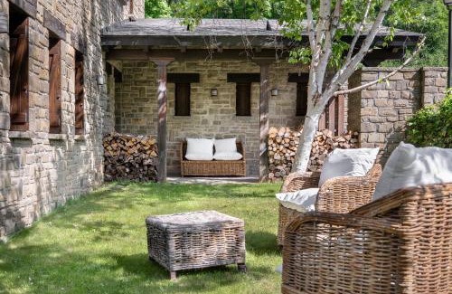 Hoz de Jaca House | Family-Friendly Terra Lodge with Hot Tub & Pet Amenities