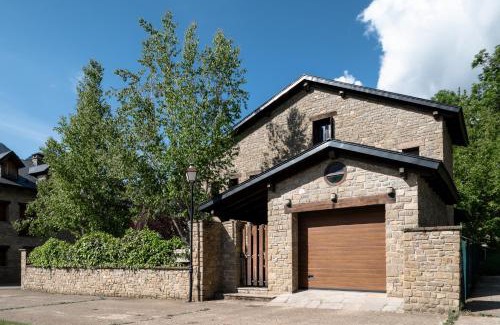 Hoz de Jaca House | Family-Friendly Terra Lodge with Hot Tub & Pet Amenities