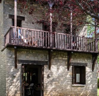 Hoz de Jaca House | Family-Friendly Terra Lodge with Hot Tub & Pet Amenities