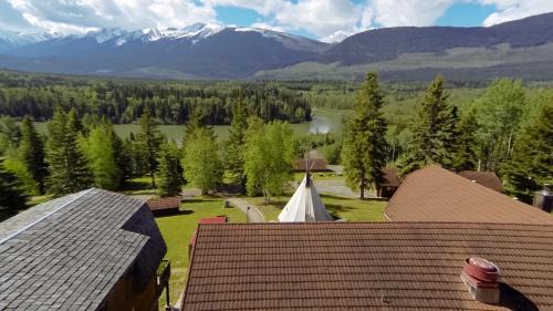 Valemount Resort | Pet-Friendly Terracana Ranch Resort: Relax by the Pool