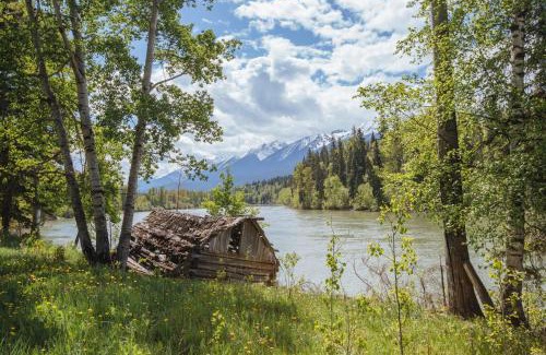 Valemount Resort | Pet-Friendly Terracana Ranch Resort: Relax by the Pool