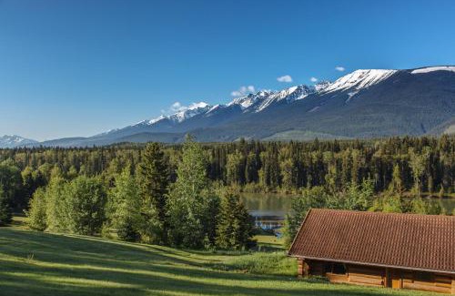 Valemount Resort | Pet-Friendly Terracana Ranch Resort: Relax by the Pool