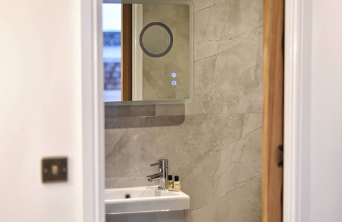 Leamington Spa Hotel | Cozy Terrace House: Rated 8.8/10 with Breakfast Included