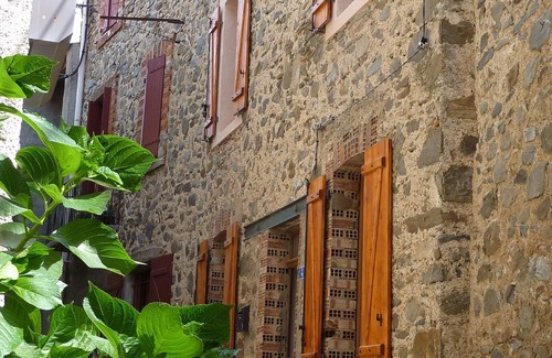 Berlou House | Enjoy a Garden Retreat with Kitchen & Free WLAN Access