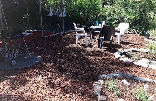 Berlou House | Enjoy a Garden Retreat with Kitchen & Free WLAN Access