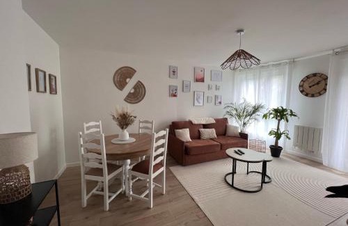 Le Kremlin-Bicetre Apartment | Convenient Terracotta Hotel Near Paris with Parking & Metro