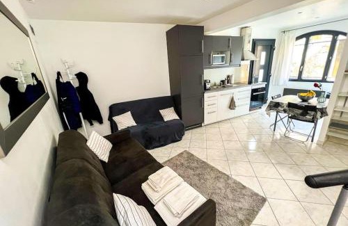 Poussan Apartment | Inviting Terrasse 360° Overlooking Scenic Valley