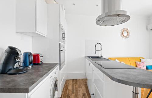 Saint-Sylvestre Apartment | Inviting 3-Piece Retreat with Terrace and Cooling System