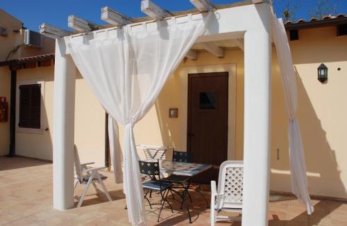 Punta Milocca Apartment | Seaside Getaway at Terrauzza Sul Mare di Renata Emmolo