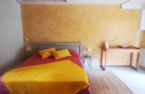 Pleaux Bed & Breakfast | Relax at Terre Hésychia with Kitchen Amenities