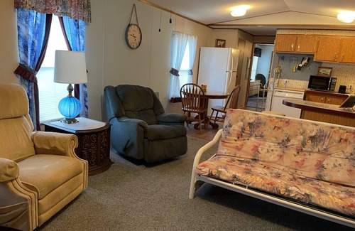 New Blaine House | Inviting 2-Bedroom Mobile Home with Outdoor Nature Access