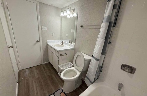Chinatown Apartment | Terrific apartment with AC in lively Houston and heart of Chinatown