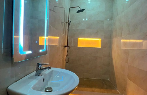 Abuja Apartment | Terrific Budget Friendly 2-bed apartment with WiFi, AC Midcity in Abuja