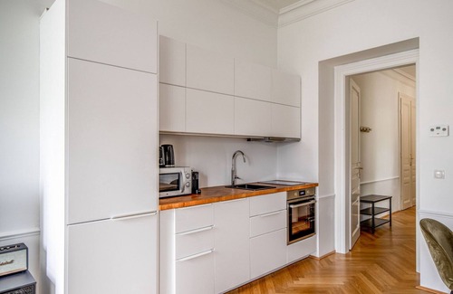 Hietzing Apartment | Convenient Hietzing 1BR with Kitchen & Pet-Friendly Perks