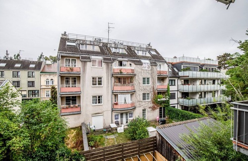 Hietzing Apartment | Convenient Hietzing 1BR with Kitchen & Pet-Friendly Perks