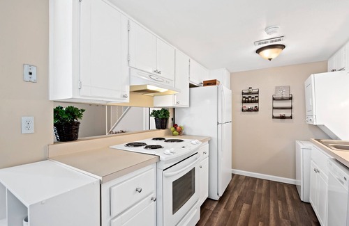 Hampden South House | Inviting Townhouse Near DTC with Garage Parking