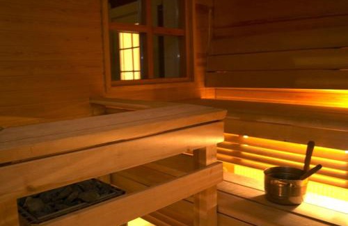 Mikkeli Hotel | Experience Tertin Kartano: Pet-Friendly Retreat with Ocean Views
