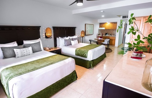 Centro Hotel | Discover Tesoro Los Cabos: Pool, Spa & Family-Friendly Fun