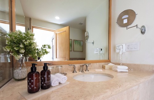 Centro Hotel | Discover Tesoro Los Cabos: Pool, Spa & Family-Friendly Fun