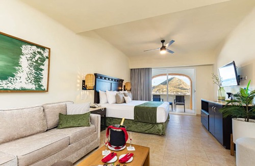 Centro Hotel | Discover Tesoro Los Cabos: Pool, Spa & Family-Friendly Fun