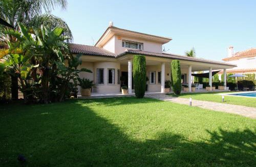 Alhaurin de la Torre Villa | Discover TESS Villa Jocalo: Family-Friendly with Pool & Hot Tub