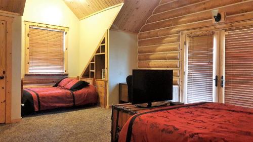 Driggs Hostel | Budget-Friendly Stay at Teton Hostel HideAway with Pool