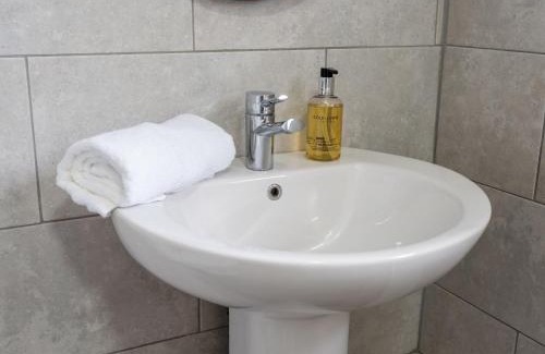 Wolverhampton Apartment | Exceptional Tettenhall Lodge Studio - Guest Rated 9.2/10