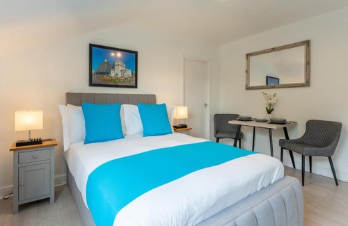 Wolverhampton Apartment | Exceptional Tettenhall Lodge Studio - Guest Rated 9.2/10