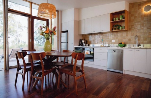 Nungurner House | Discover Teulu House: A Retreat with Lake Views & Spa