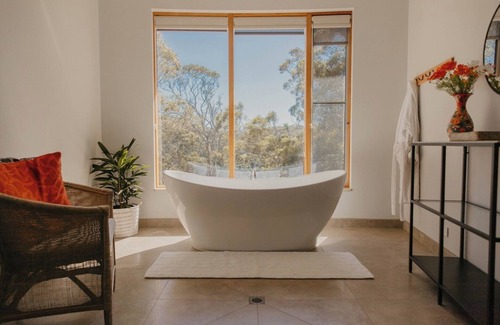 Nungurner House | Discover Teulu House: A Retreat with Lake Views & Spa