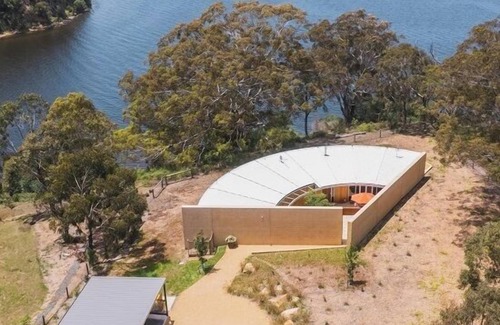 Nungurner House | Discover Teulu House: A Retreat with Lake Views & Spa
