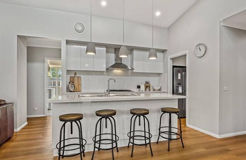 Porepunkah Apartment | Family-Friendly Home with Pool & Scenic Views - Rated 9.8