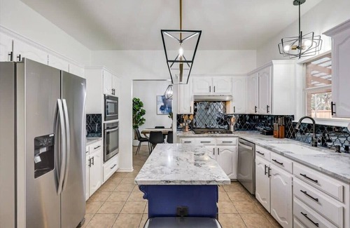 Rowlett House | Relaxing Texan Oasis with Hot Tub, Pool & Cinema Room