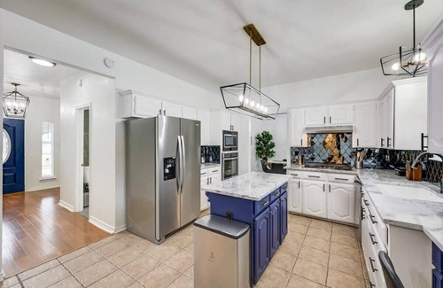 Rowlett House | Relaxing Texan Oasis with Hot Tub, Pool & Cinema Room