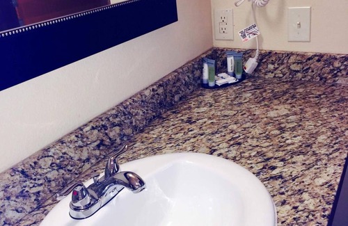 Tilden Hotel | Cozy Texan Inn and Suites Tilden with Breakfast Included