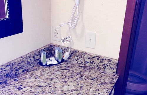 Tilden Hotel | Cozy Texan Inn and Suites Tilden with Breakfast Included