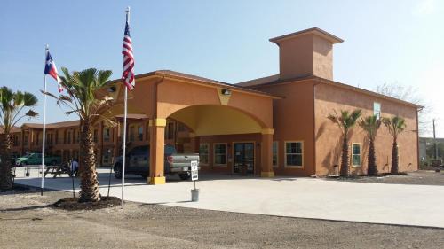 Tilden Hotel | Inviting Texan Inn and Suites Tilden with Hot Tub & Breakfast