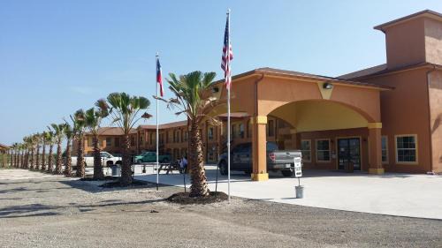 Tilden Hotel | Inviting Texan Inn and Suites Tilden with Hot Tub & Breakfast