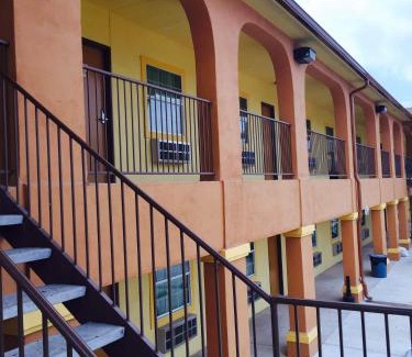 Tilden Hotel | Inviting Texan Inn and Suites Tilden with Hot Tub & Breakfast