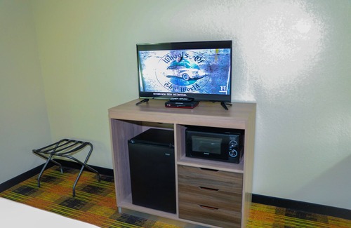 Carrizo Springs Hotel | Cozy Texan Inn with Pool and Breakfast for Your Getaway